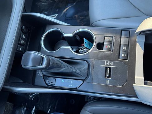 Used 2021 Toyota Highlander XLE image 22