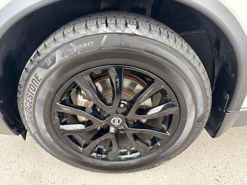 Used 2018 Nissan Rogue SV w/ Premium Package FWD image 11