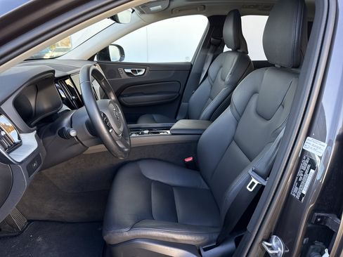 Used 2025 Volvo XC60 B5 Plus image 3
