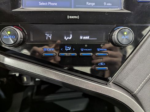 Used 2020 Toyota Camry SE image 16