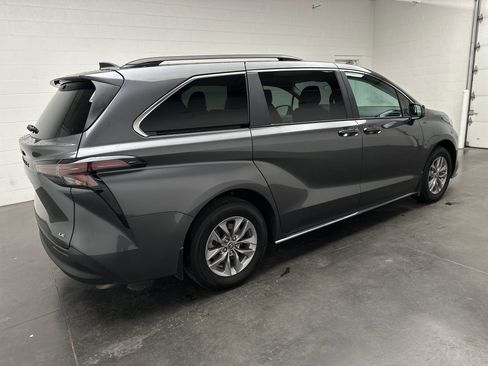 Used 2025 Toyota Sienna LE image 10