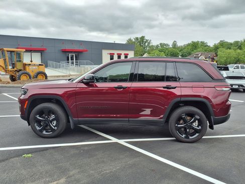 Used 2024 Jeep Grand Cherokee Altitude AWD/4WD image 32