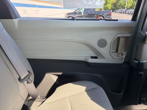 Used 2023 Toyota Sienna XLE FWD image 20