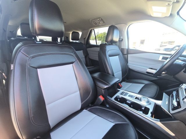Used 2024 Ford Explorer XLT w/ Equipment Group 202A RWD image 21