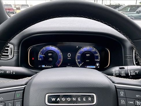Used 2025 Jeep Wagoneer 4WD image 27