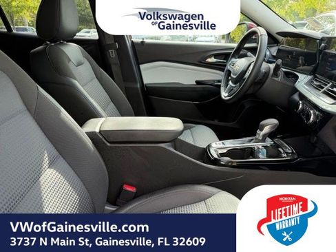 Used 2025 Chevrolet Trax LT w/ LT Convenience Package FWD image 9
