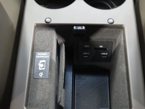 Certified 2025 Porsche Macan AWD/4WD image 30