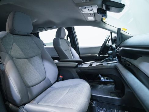 Certified 2026 Toyota Sienna LE FWD image 15