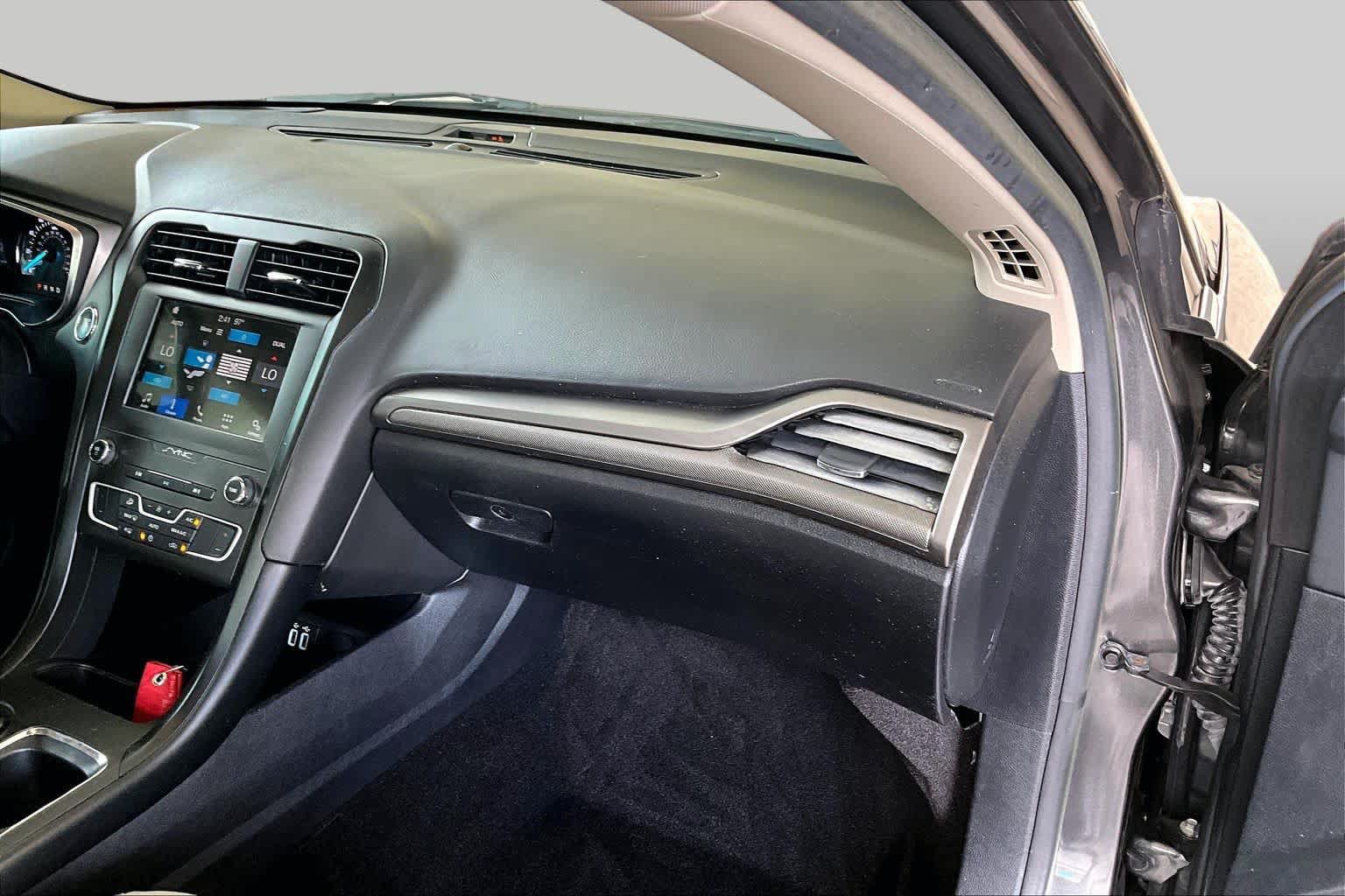 Used 2019 Ford Fusion SE w/ Equipment Group 151A FWD image 18
