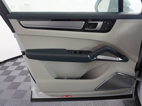 Used 2022 Porsche Cayenne Turbo image 23