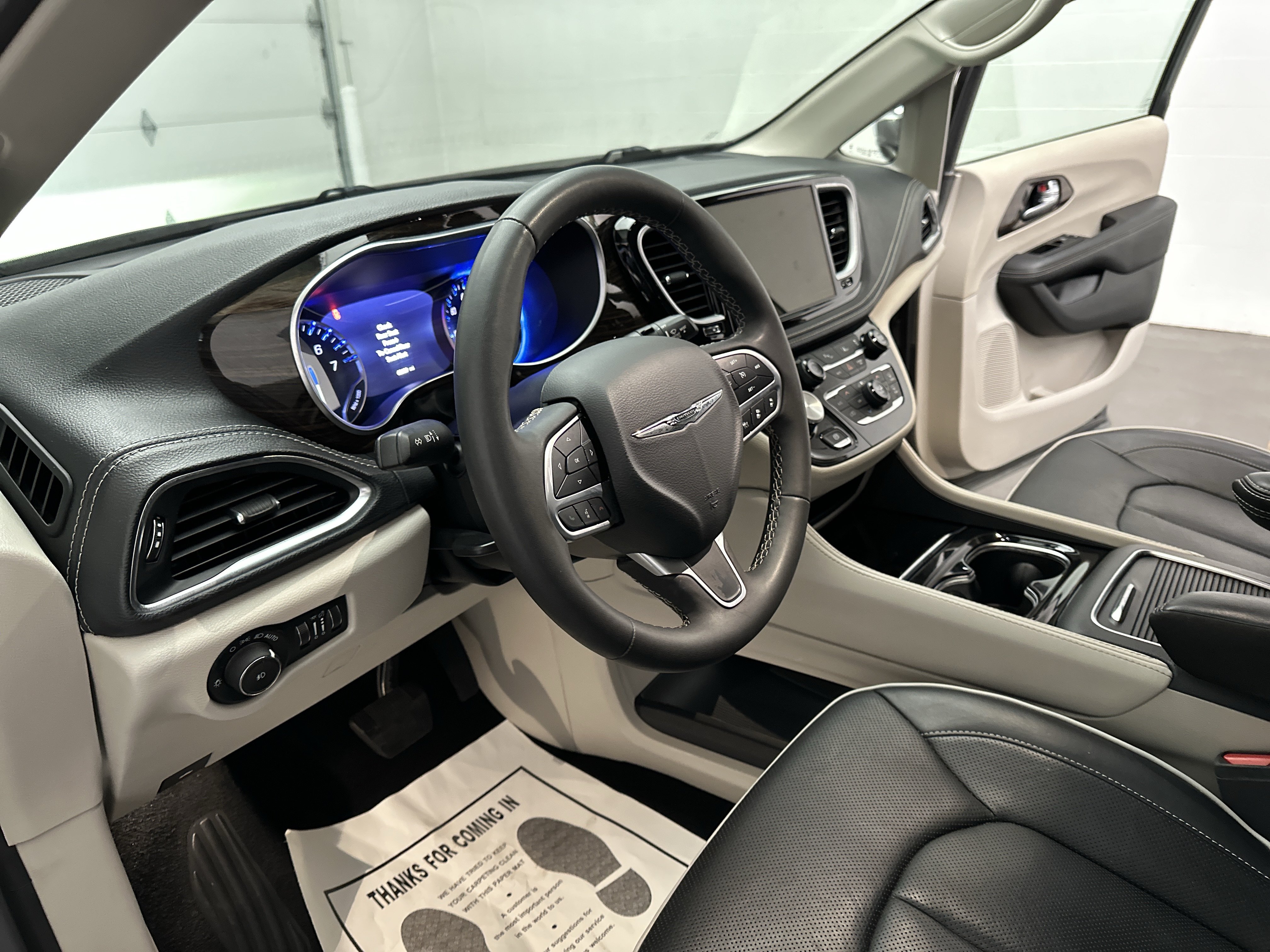 Used 2023 Chrysler Pacifica Limited FWD image 16