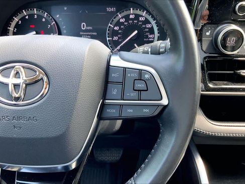 Used 2021 Toyota Highlander XLE AWD/4WD image 25