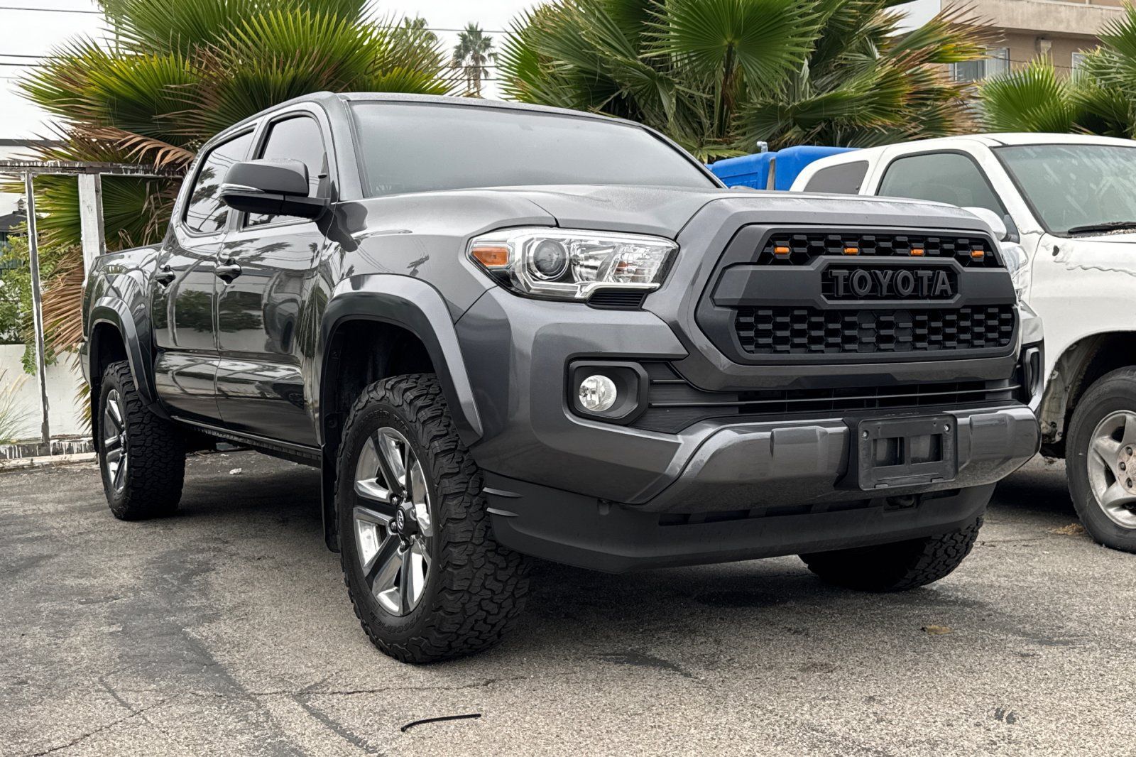 Used 2016 Toyota Tacoma Limited w/ Towing Package AWD/4WD image 2