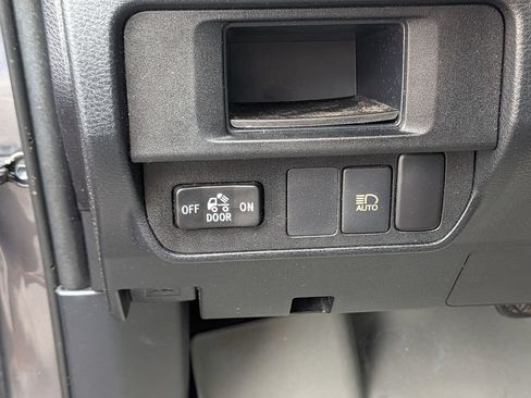 Used 2018 Toyota Tacoma SR5 RWD image 18