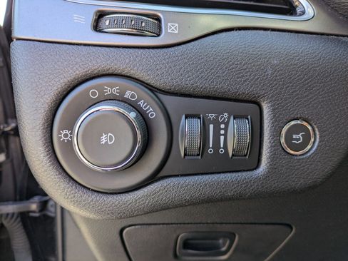 Used 2019 Jeep Cherokee Limited FWD image 22