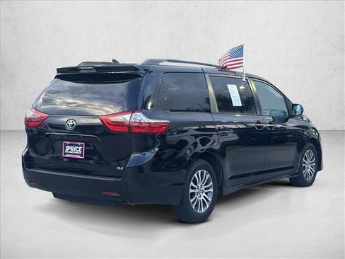 Used 2020 Toyota Sienna XLE w/ XLE Navigation Package image 4