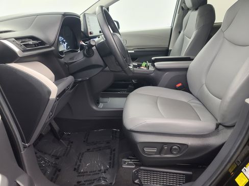 Used 2024 Toyota Sienna XLE image 25