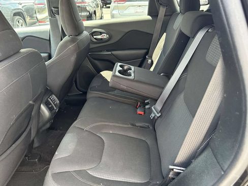Used 2016 Jeep Cherokee Latitude FWD image 12