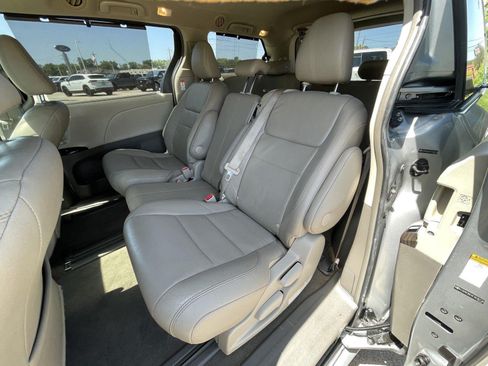 Used 2015 Toyota Sienna XLE Premium FWD image 42