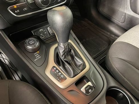 Used 2014 Jeep Cherokee Latitude AWD/4WD image 9