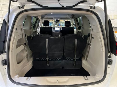 Used 2023 Chrysler Pacifica Touring-L FWD image 28