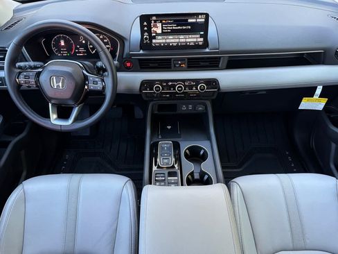 Used 2025 Honda Pilot EX-L image 3