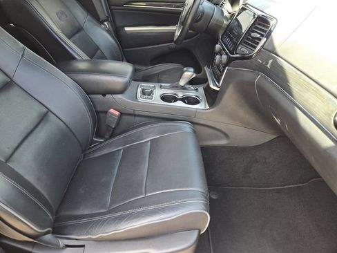 Used 2019 Jeep Grand Cherokee Overland AWD/4WD image 15