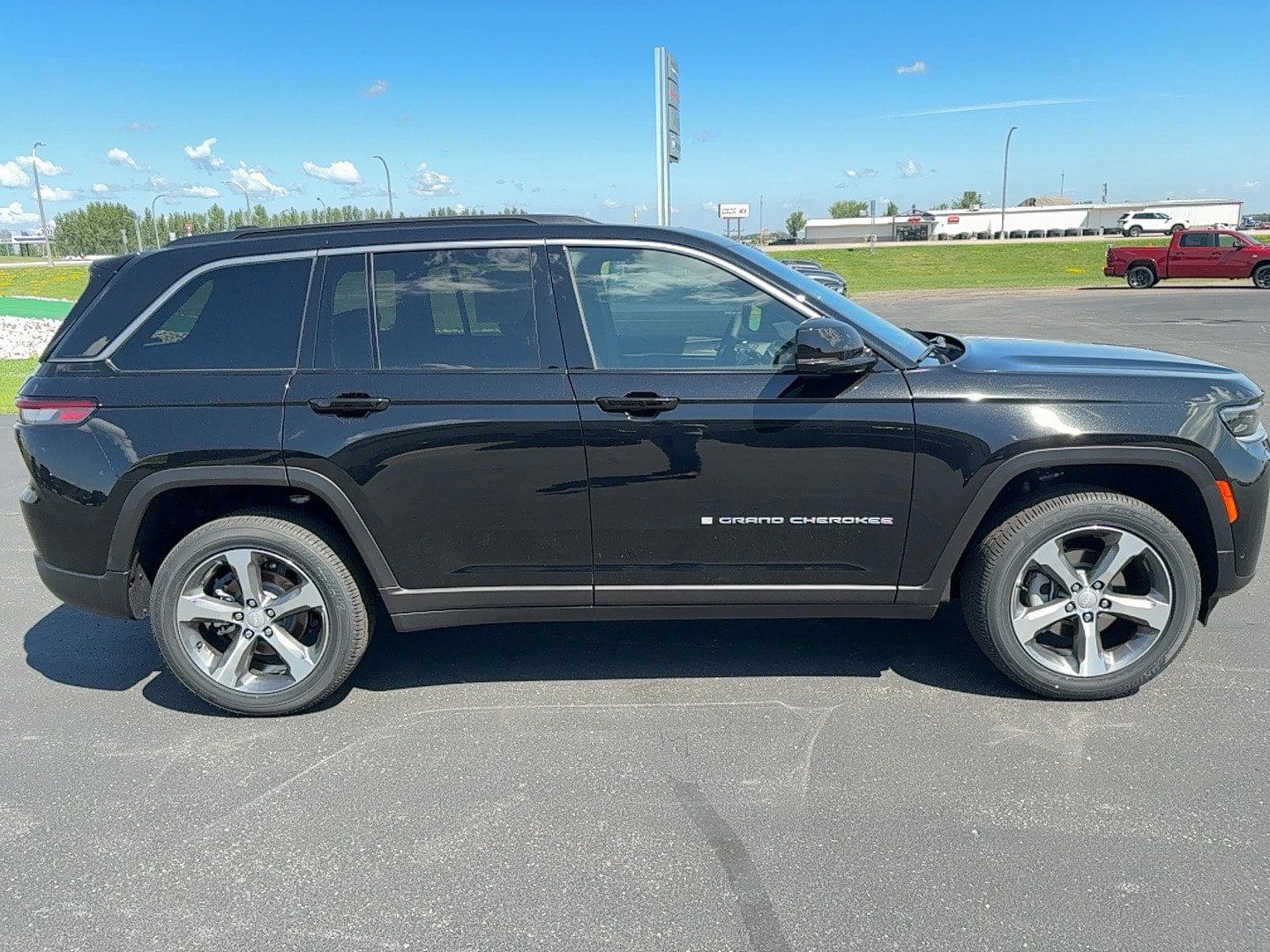 New 2026 Jeep Grand Cherokee Limited w/ Luxury Tech Group II AWD/4WD image 4