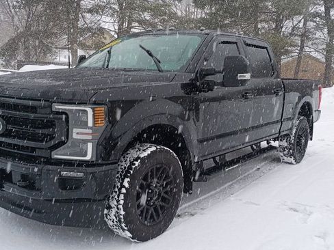 Used 2022 Ford F250 Lariat w/ Black Appearance Package image 3