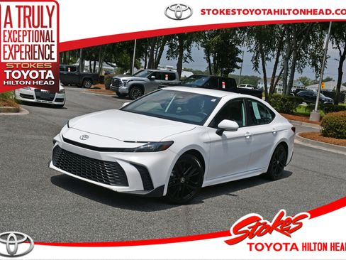Used 2025 Toyota Camry SE FWD image 1