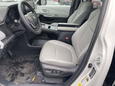 Used 2025 Toyota Sienna XLE image 29