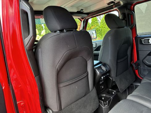 Used 2018 Jeep Wrangler Unlimited Sahara w/ Cold Weather Group AWD/4WD image 15