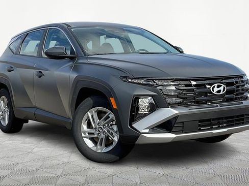 Used 2025 Hyundai Tucson SE image 1
