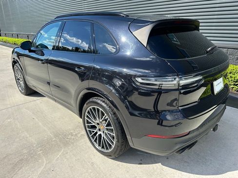 Used 2022 Porsche Cayenne Platinum Edition image 3