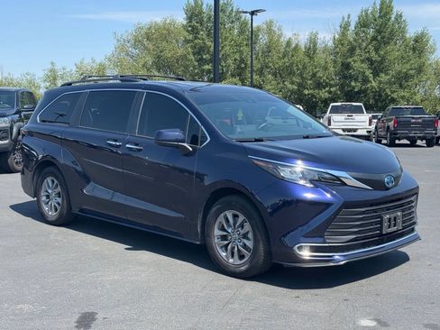 Used 2024 Toyota Sienna XLE w/ XLE Plus Package AWD/4WD image 9