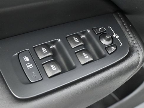 Used 2023 Volvo XC60 B5 Plus w/ Protection Package Premier image 4