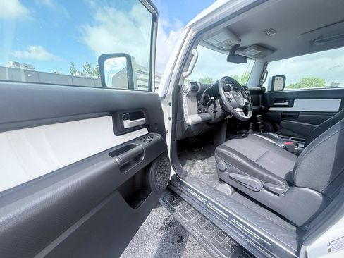 Used 2010 Toyota FJ Cruiser 4WD image 9