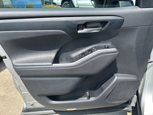 Used 2024 Toyota Highlander XLE image 18