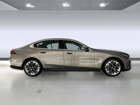 Used 2026 BMW 530i w/ Premium Package RWD image 7