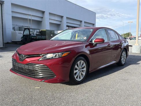 Used 2018 Toyota Camry LE FWD image 2