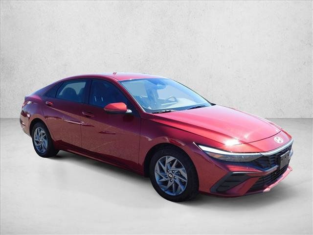 Used 2024 Hyundai Elantra SEL FWD image 3
