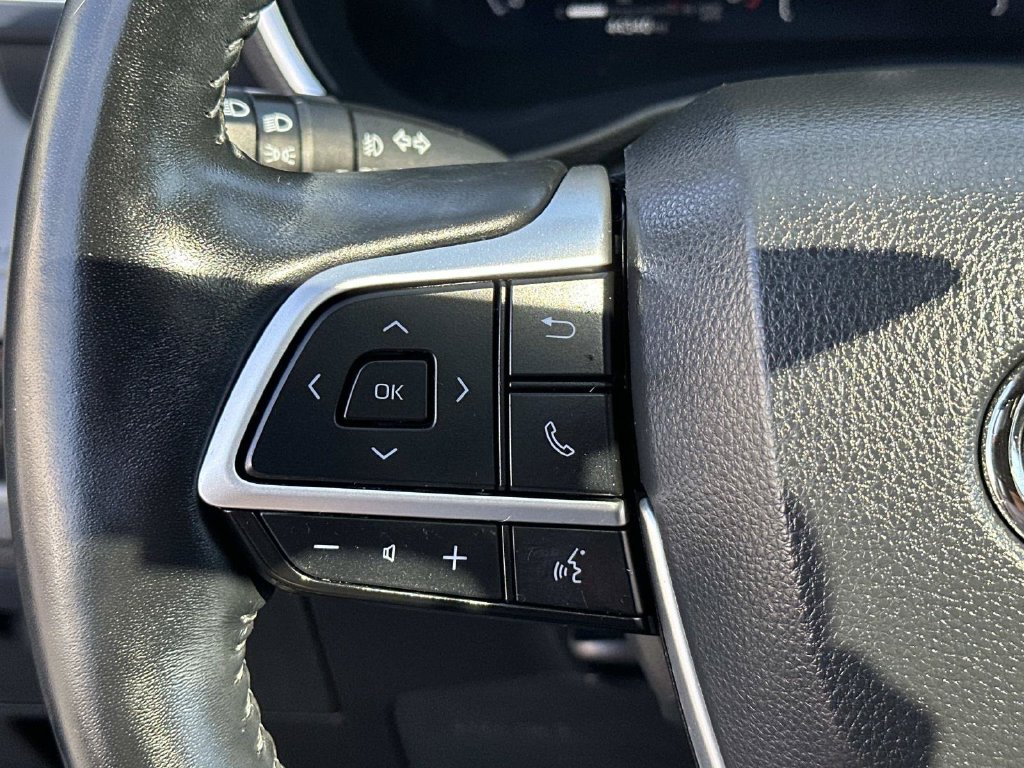 Used 2023 Toyota Highlander Platinum FWD image 32