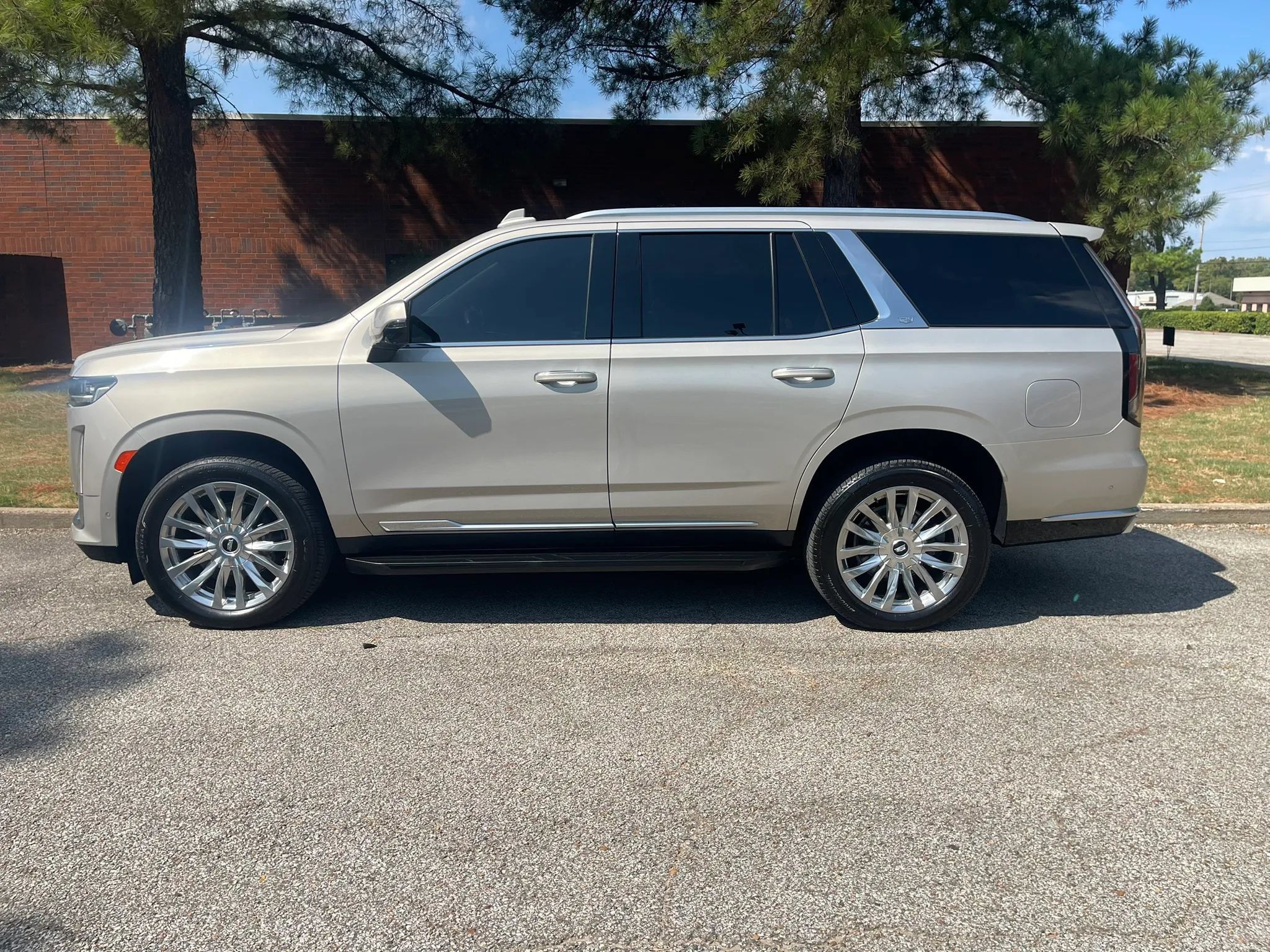 Used 2023 Cadillac Escalade Premium Luxury AWD/4WD image 2