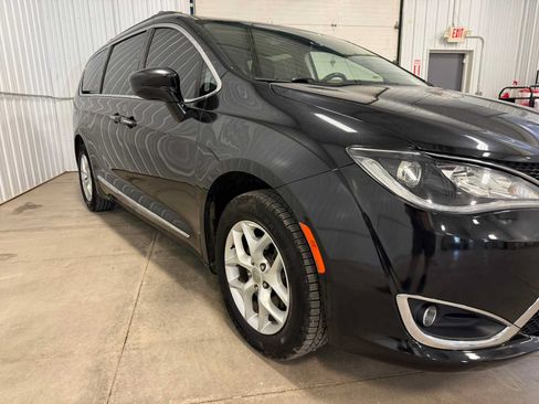 Used 2017 Chrysler Pacifica Touring-L w/ Tire & Wheel Group FWD image 10
