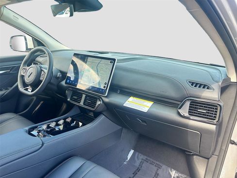 New 2025 VinFast VF 8 Eco image 29