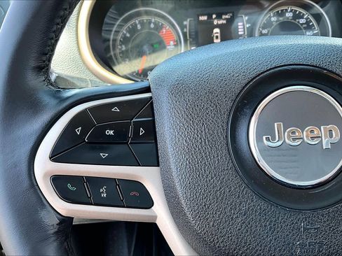 Used 2018 Jeep Cherokee Latitude w/ Altitude Package FWD image 22