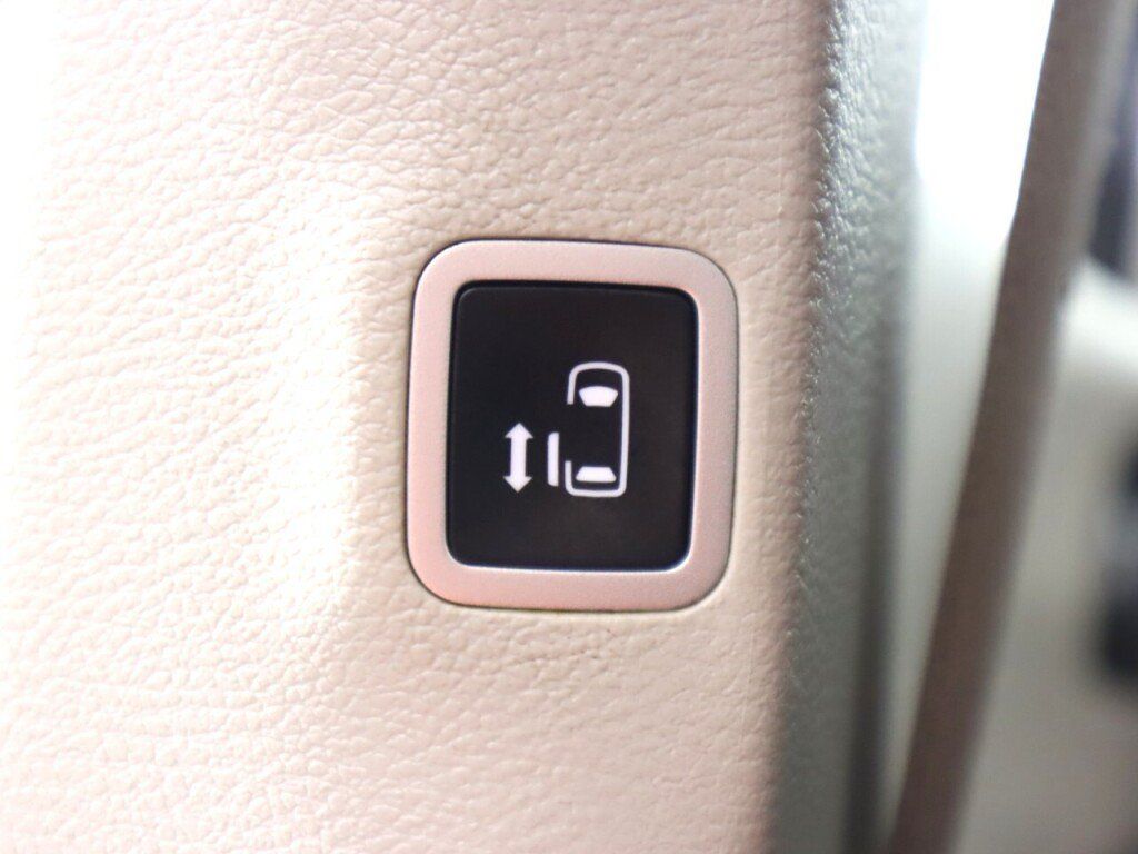 Used 2020 Chrysler Voyager Lxi FWD image 31