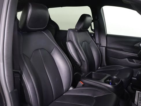 Used 2025 Chrysler Pacifica Select FWD image 25