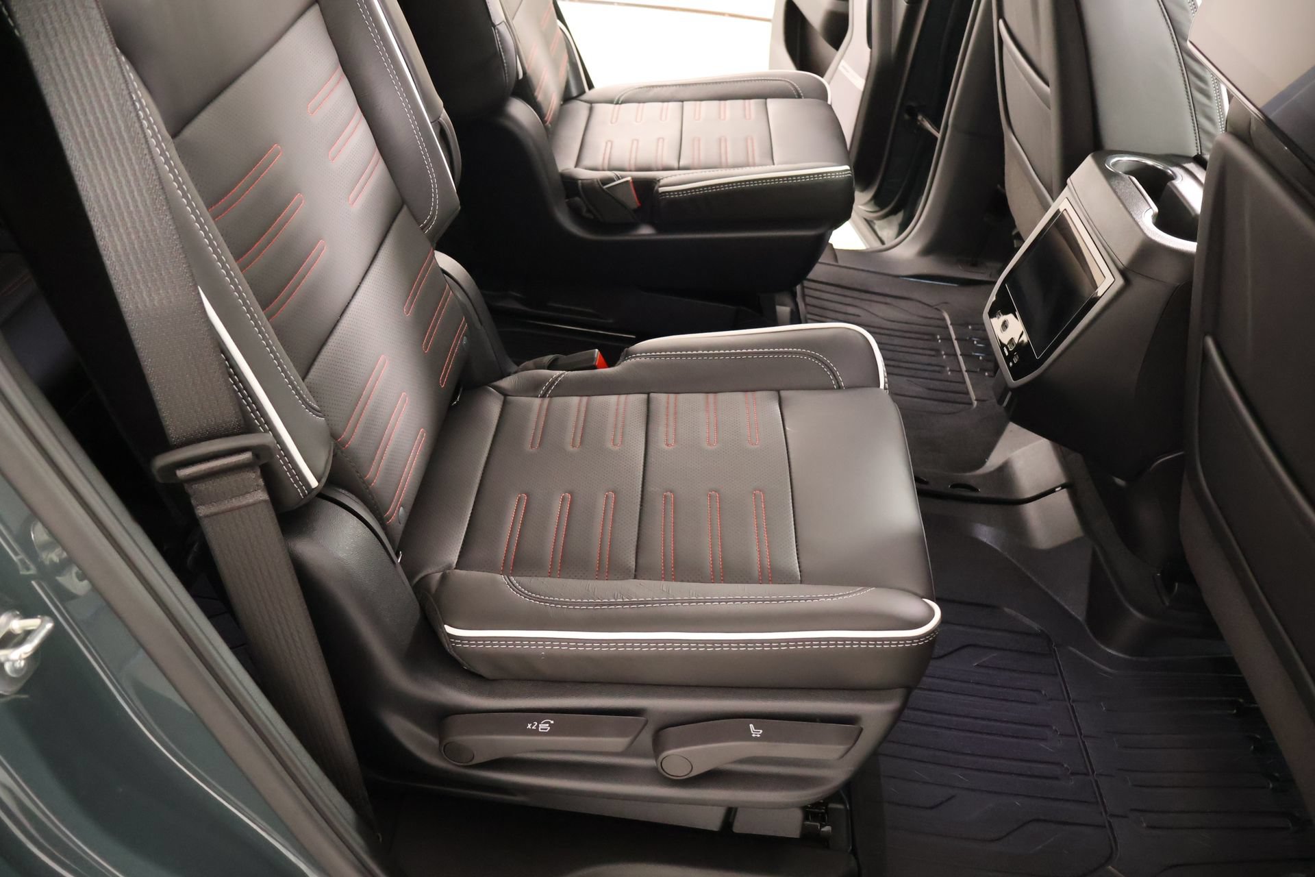 Used 2026 GMC Yukon AT4 Ultimate w/ LPO, Floor Liner Package AWD/4WD image 15