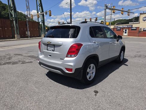 Used 2021 Chevrolet Trax LT w/ Premium Seat Package AWD/4WD image 8